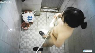 Đặt cam quay lén trg nhà tắm quay lén nhỏ em họ mới lớn cực xinh,cặp vú mũm mĩm quá