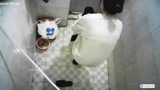 Đặt cam quay lén trg nhà tắm quay lén nhỏ em họ mới lớn cực xinh,cặp vú mũm mĩm quá