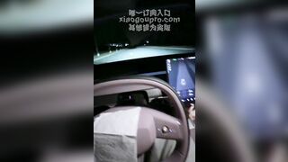 Nhét quyên lon coca vào bướm