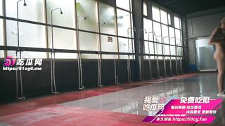 1 ng phụ nữ xấu xa đã đột nhập nhà tắm công cộng và quay lén nơi các cô gái tắm