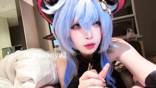 Em teen cosplay cực dâm bú cặc liếm láp cu a không chừa chỗ nào còn liếm cả vú anh