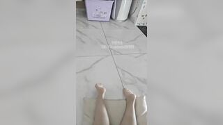 Bắt đứa em gái bú cu rồi mình bóp bú nó