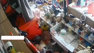 Hack cam vợ chồng chủ shop quần áo địt nhau ngay tại quầy