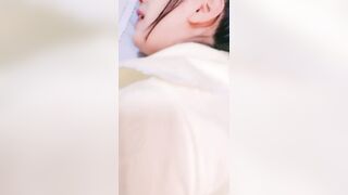 Địt em gái xinh da trắng, lồn múp không lông p3