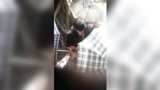 cặp đôi trẻ đi cắm trại lại trốn vào góc địt nhau