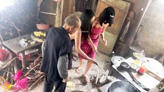 2 e teen dâm đãng khỏa thân giúp cụ ông neo đơn sống 1 mình trg làng nấu ăn mỗi ngày