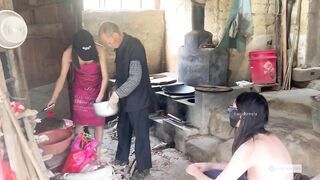 2 e teen dâm đãng khỏa thân giúp cụ ông neo đơn sống 1 mình trg làng nấu ăn mỗi ngày2