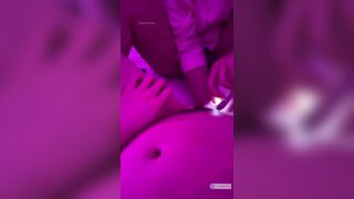 2 em bạn thân dâm đãng giúp nhau soi đèn móc lồn dâm cho nhau