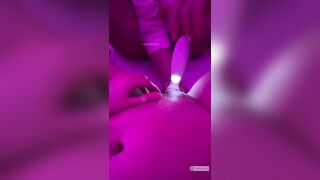 2 em bạn thân dâm đãng giúp nhau soi đèn móc lồn dâm cho nhau