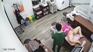 Hack cam tiệm Spa xem lén cảnh em teen đi triệt lông lồn trg quán p2