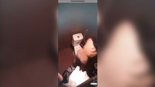 Quay lén 2 em sinh cực xinh hàng múp vào nvs rửa lồn thay đồ p2