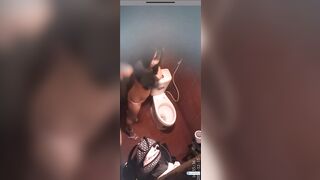 Quay lén 2 em sinh cực xinh hàng múp vào nvs rửa lồn thay đồ p2