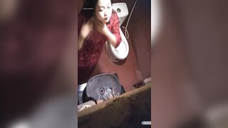 Quay lén em teen cực xinh có nét siêu múp đi đái thay đồ trong nvs quán p3
