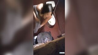 Quay lén em teen cực xinh có nét siêu múp đi đái thay đồ trong nvs quán p3