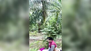 Cùng chị dâu dâm mông to trốn ra sau vườn vụng trộm còn đụ trần cực xung