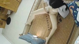 Đặt cam quay lén trên trần nhà phòng e họ vô tình phát hiện e ở nhà móc lồn dâm