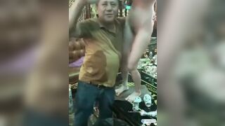 1 quán karaoke nào đó ở sài gòn,nhân viên thì toàn tiểu loli siêu ngon như này thôi