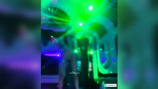 Nhảy khiêu dâm thoát y siêu dẻo cùng các em nhân viên trong quán karaoke nào đó ở ĐN