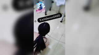 Dắt con chó cái dâm đãng khảo thân vào nhà vệ sinh nam để liếm bồn cầu