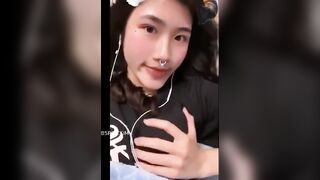 HỌC SINH ĐEO KHUYÊN MŨI MÁU ĐỊT