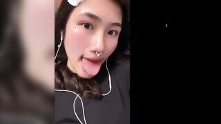 HỌC SINH ĐEO KHUYÊN MŨI MÁU ĐỊT