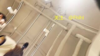 Quay lén dưới váy quần lót và cặp mông to tròn của các e hs non tơ đi dạo trg TTTM