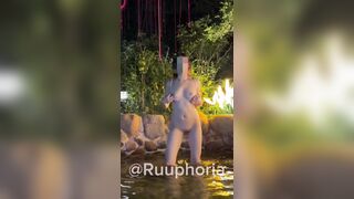 Dâm nữ vú múp to tròn show cặp vú múp public trong bể suối ngoài trời
