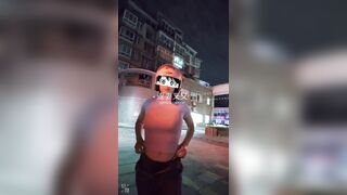Dâm nữ vú bự show vú giữa đường