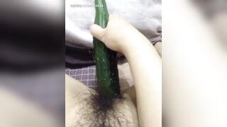 Trái dưa leo dài vậy mà nhét gần hết cũng tài không bt cái lồn này rộng bao nhiêu