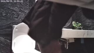 đặt cam quay lén bé đồng nghiệp mình dây đi đái - phần 2