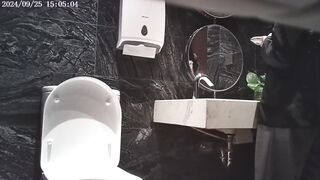 đặt cam quay lén bé đồng nghiệp mình dây đi đái - phần 2