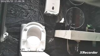 đặt cam quay lén bé đồng nghiệp mình dây đi đái - phần 6