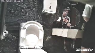 đặt cam quay lén bé đồng nghiệp mình dây đi đái - phần 6