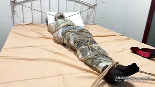 tình dục biến thái quấn băng keo cả người em gái