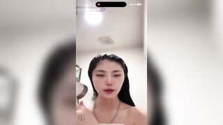 E Học sinh lớp 11, Vừa đi tắm vừa call video vs con bạn lỡ lộ vú