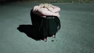 trói em gái lên cây và trong lồn thì có mấy cái máy rung