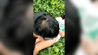 Mấy đứa học sinh rủ nhau ra đồng móc cua