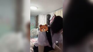 Em học sinh 16 tuổi ngoáy cu bạn trai thật điêu luyện cực kì chuyên nghiệp tại nhà.