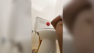 Đôi bạn thân ra chơi rủ nhau vào wc địt lén