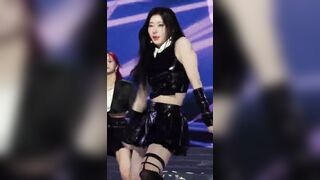 Soi lồn idol hàn quốc mặc váy ngắn lọt khe