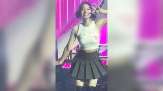 Idol mặc váy ngắn cố tình khoe lọt khe bên trong