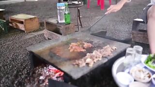 Quay lén, Đi Picnic phát hiện Dì trẻ ko mặc quần lót lộ lồn rậm lông nấu ăn