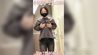 E HS Chuppy Vú To vào WC Trường học, Bóp Vú móc lồn quay video gửi bạn trai rên rỉ