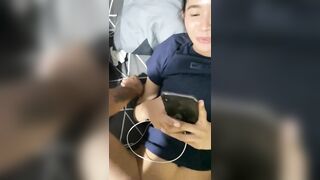 Lồn thì bị thằng khác đụ nhưng vẫn gọi video yêu thương với chồng.