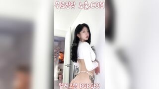 Hot Douyin, Gái Xinh 700k Fl lộ Núm Vú ko mặc áo bra khi live stream