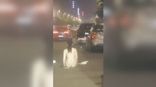 Tổng hợp cảnh gái xinh điên tình lột đồ giữa đường luôn