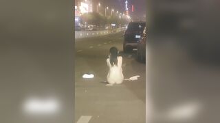 Tổng hợp cảnh gái xinh điên tình lột đồ giữa đường luôn