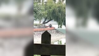Sáng ra bờ hồ lén lút chịch nhau và bị quay lén =))