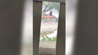 Sáng ra bờ hồ lén lút chịch nhau và bị quay lén =))