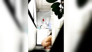 Quay lén chị hàng xóm tắm nhìn ngon quá